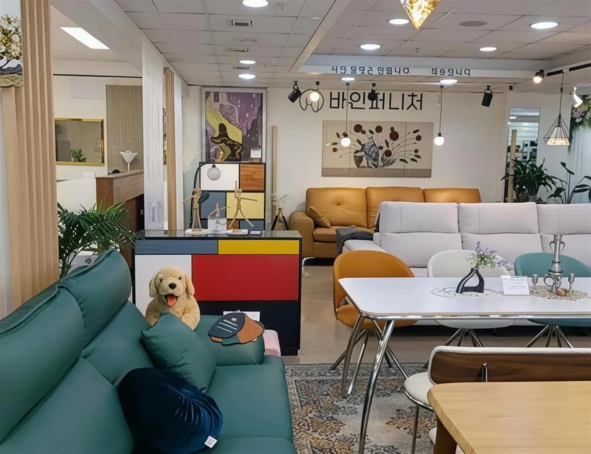 바인퍼니처 매장 내부 - 거실 소파 진열